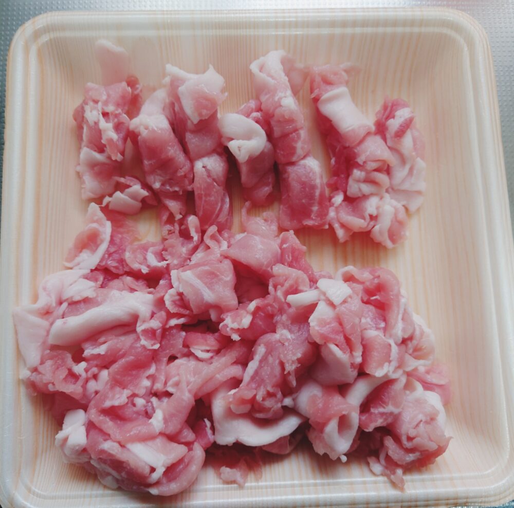 ニラ豚の作り方　豚こま切れ肉を切る