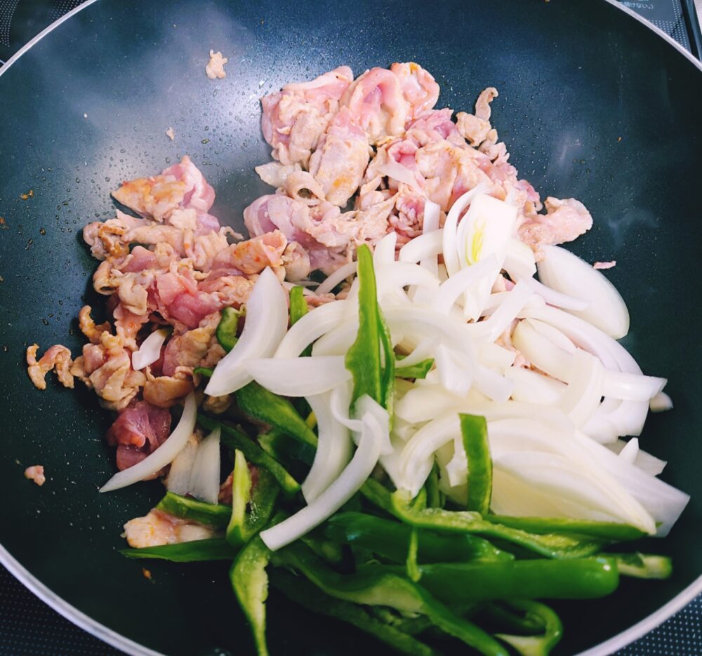 【豚肉の焼き肉のタレ炒め】作り方４