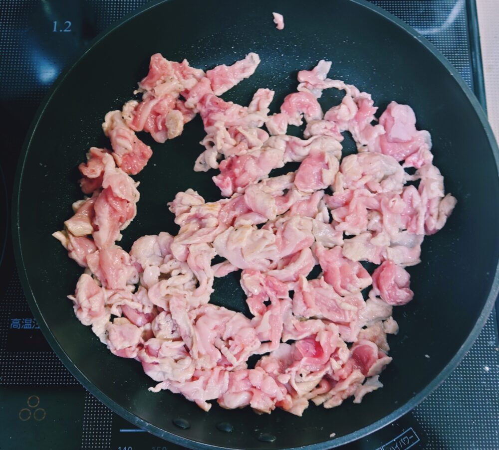 【簡単おつまみレシピ】ピリ辛が癖になる とろたま豚キムチ