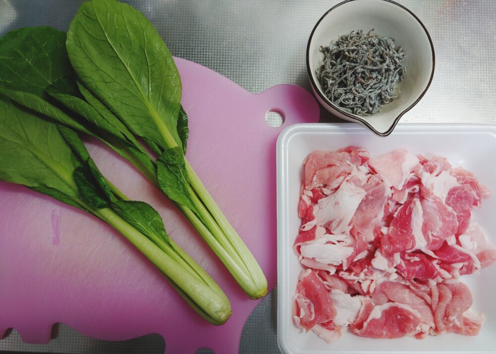 【簡単おつまみレシピ】豚こまと青菜の塩昆布炒め