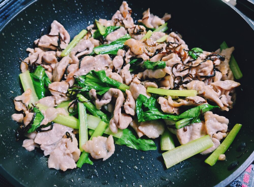 【簡単おつまみレシピ】豚こまと青菜の塩昆布炒め