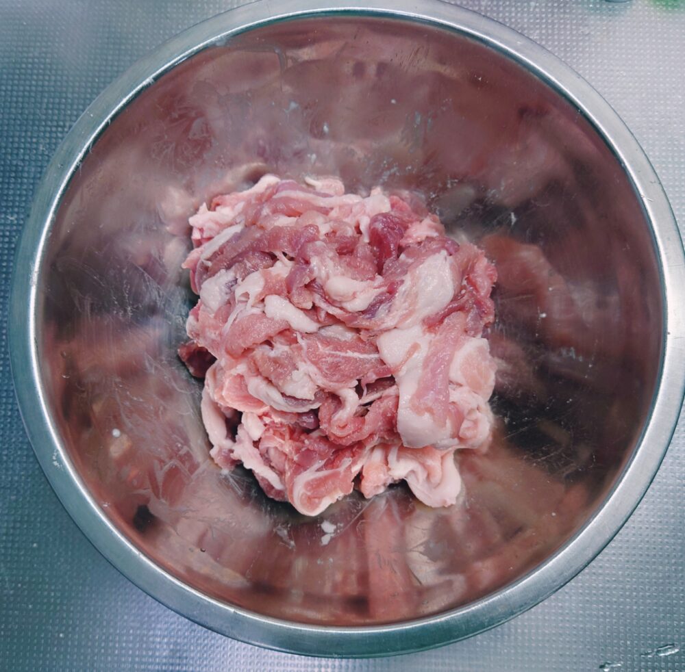【簡単レシピ】とろとろナスと豚こまのオイスターソース炒め　作り方２