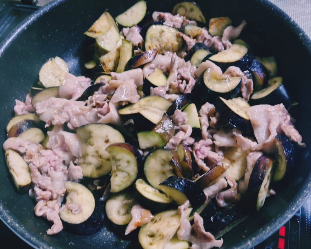 【簡単レシピ】とろとろナスと豚こまのオイスターソース炒め　作り方７