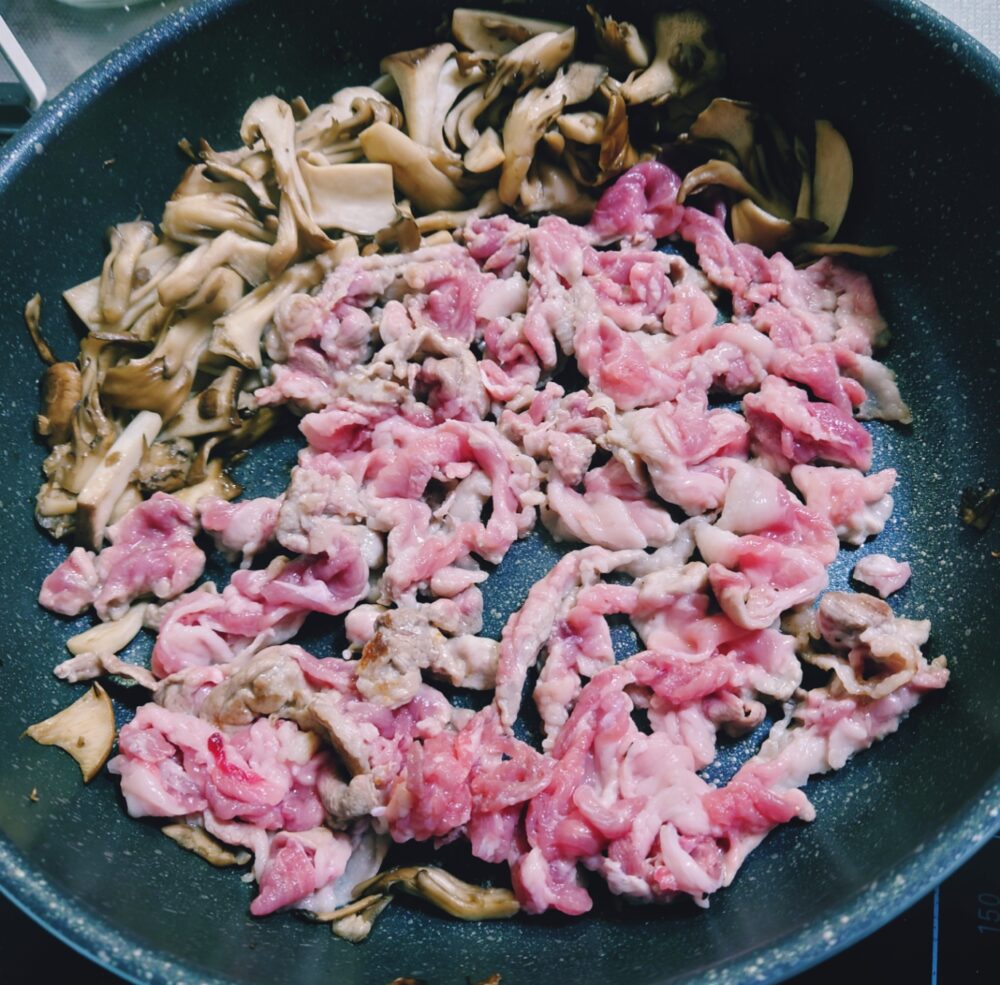 【簡単レシピ】たっぷりキノコと豚こまのバター醤油炒め　作り方４