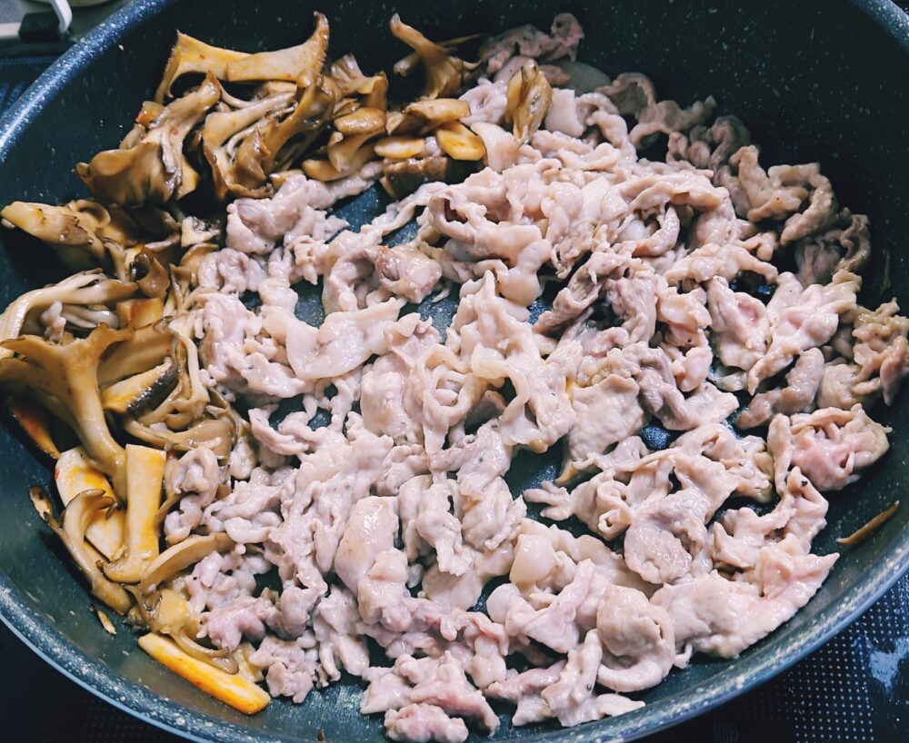 【簡単レシピ】たっぷりキノコのニラ豚炒め　作り方５