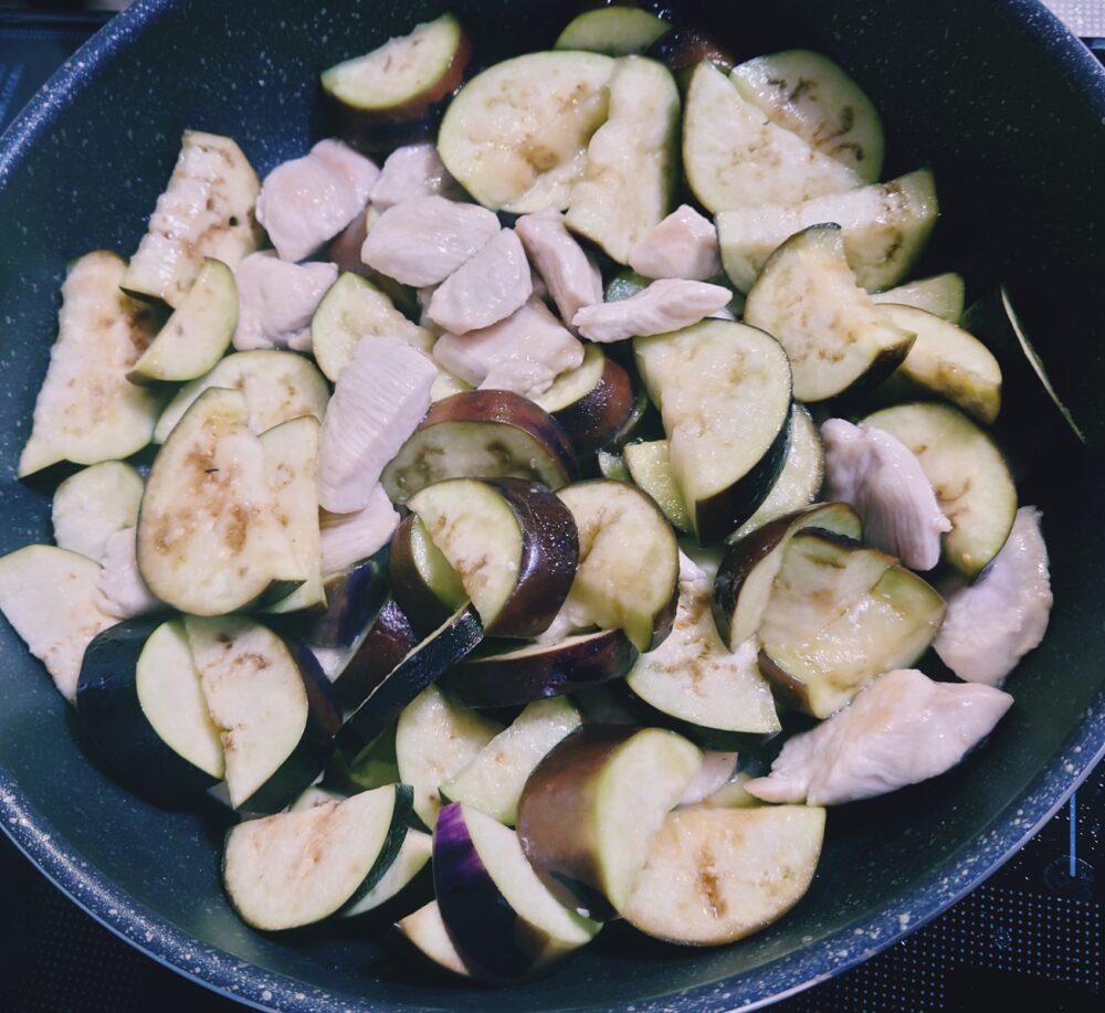 【簡単レシピ】鶏むね肉とナスのピリ辛みそ炒め　作り方８