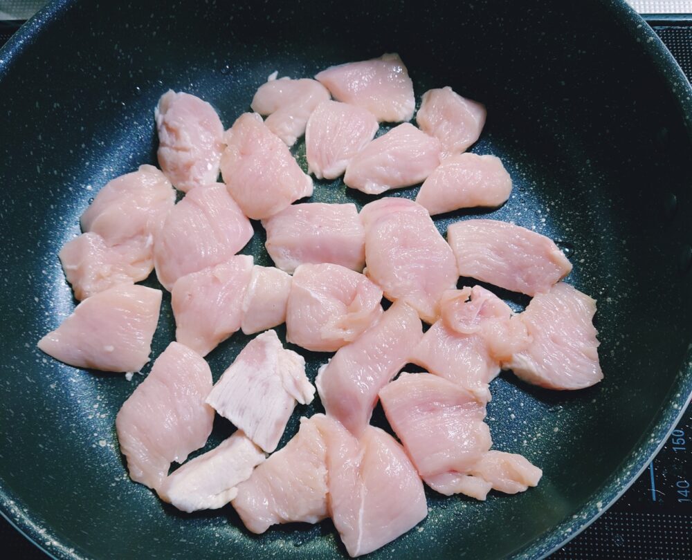 【簡単レシピ】鶏むね肉とナスのピリ辛みそ炒め　作り方５