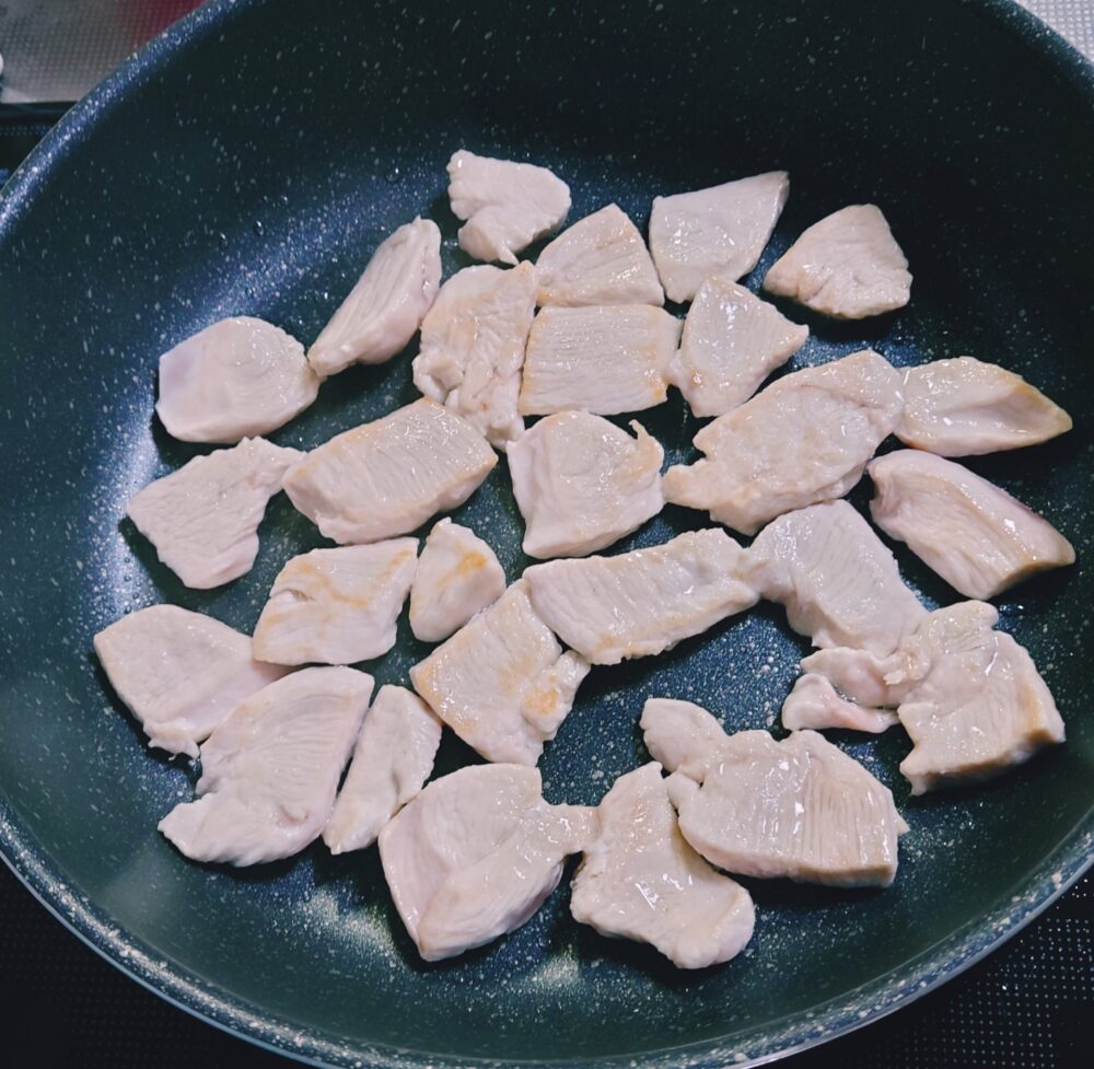 【簡単レシピ】鶏むね肉とナスのピリ辛みそ炒め　作り方６