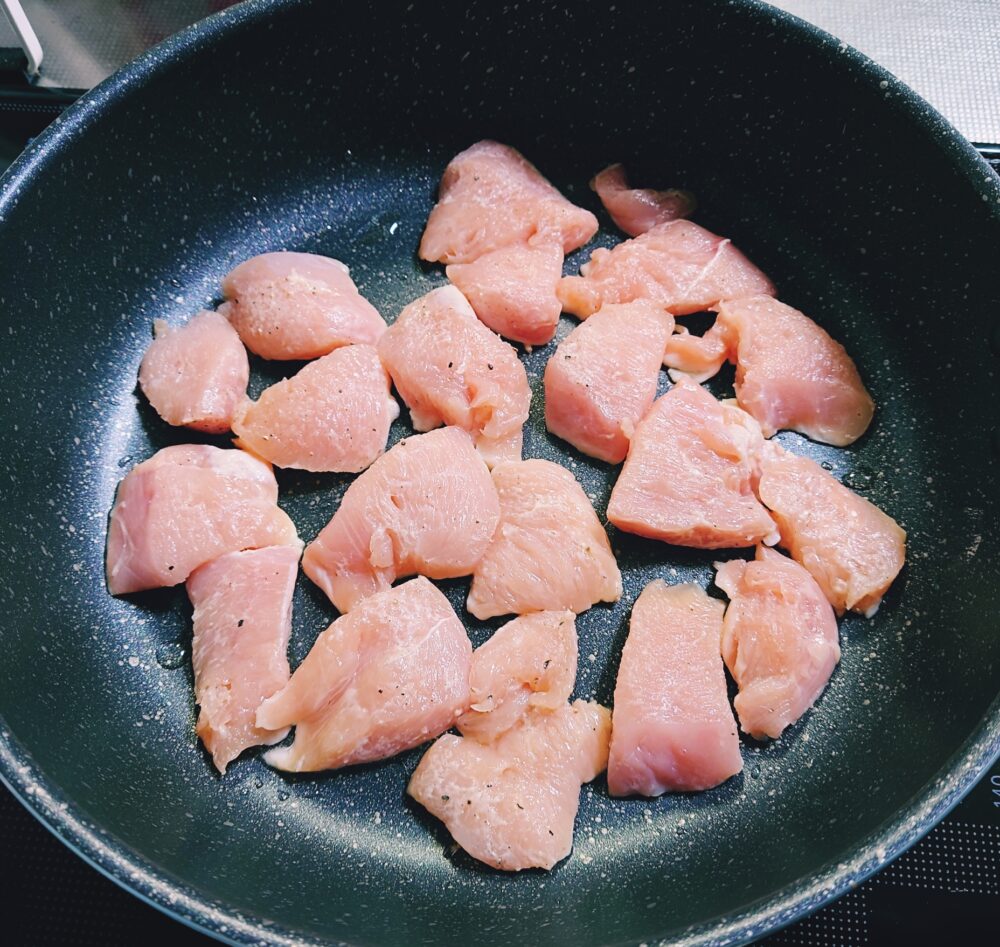 【簡単レシピ】サッパリなのに濃厚！鶏むね肉のマヨポン炒め　作り方４