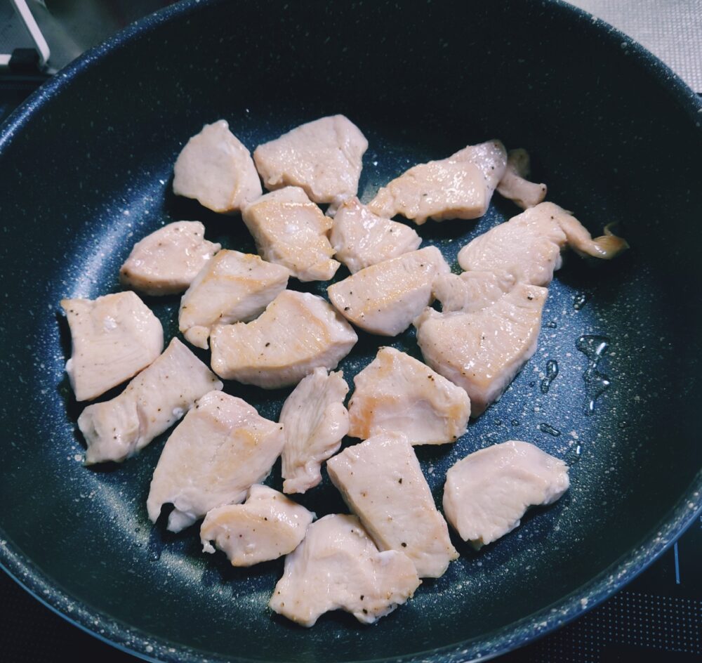 【簡単レシピ】サッパリなのに濃厚！鶏むね肉のマヨポン炒め　作り方５