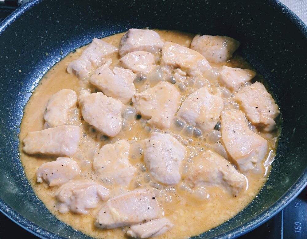 【簡単レシピ】サッパリなのに濃厚！鶏むね肉のマヨポン炒め　作り方６