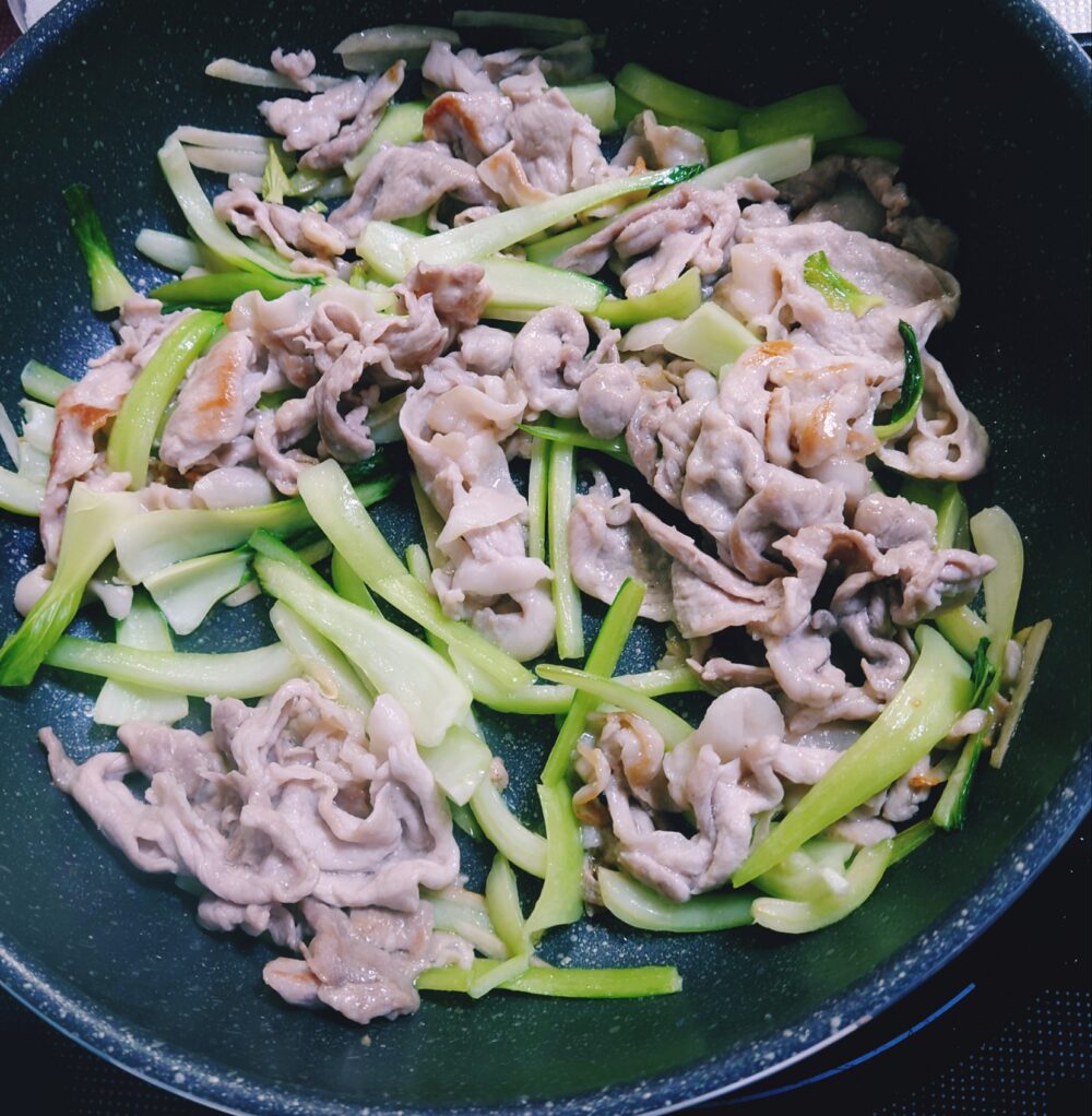 【簡単レシピ】豚こまとチンゲン菜のシャキシャキ生姜炒め　作り方６