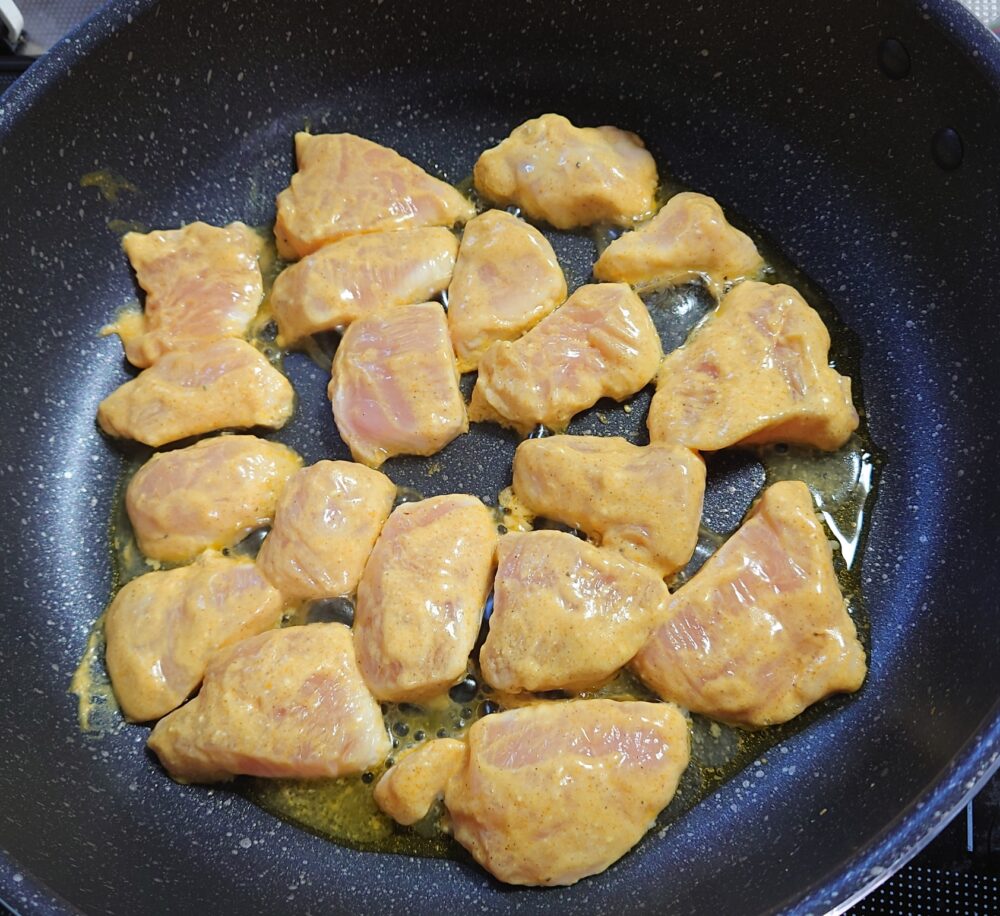 【簡単レシピ】鶏むね肉のタンドリーチキン　作り方４